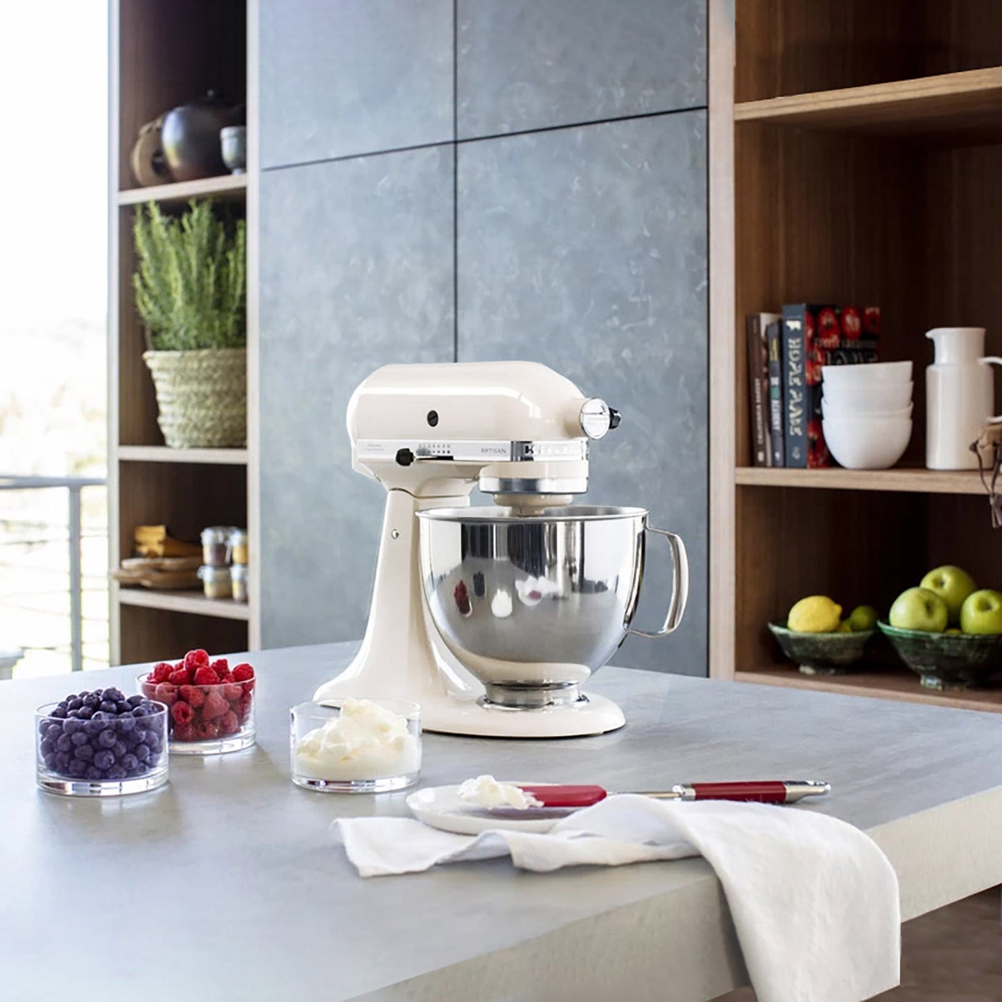 KitchenAid β’ Artisan Mixer 4.8L Porcelain White - Includes Wire Whisk, Dough Hook and Flat Beater (SKSM125BPL)