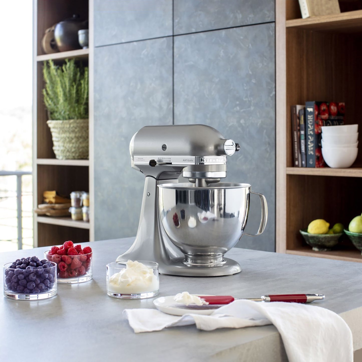 KitchenAid β’ Artisan Mixer 4.8L Contour Silver - Includes Wire Whisk, Dough Hook and Flat Beater (5KSM125BCU)