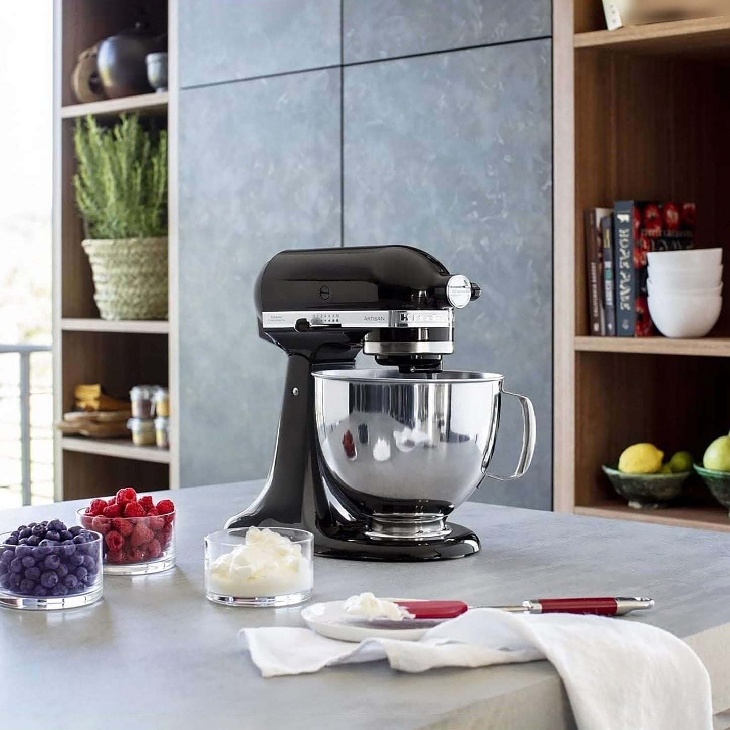 KitchenAid β’ Artisan Mixer 4.8L Onyx Black - Includes Wire Whisk, Dough Hook and Flat Beater (5KSM125BOB)