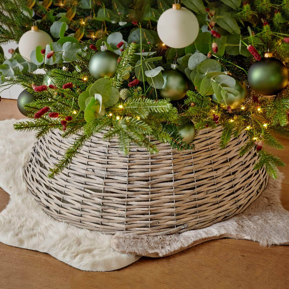 Christmas Tree Skirt - Decorative Wicker Trunk Basket Guard